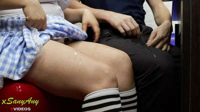 Nuori koulutyttö runkkaa luokkatoverille kotitehtävässä-xsanyAny:lle